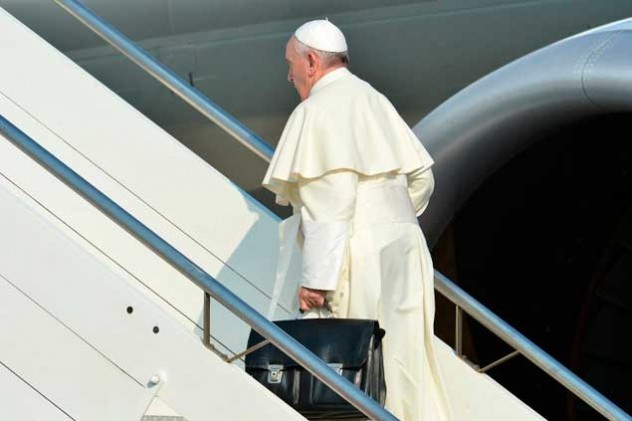 Papa-Francisco-subiendo-a-avión-AFP