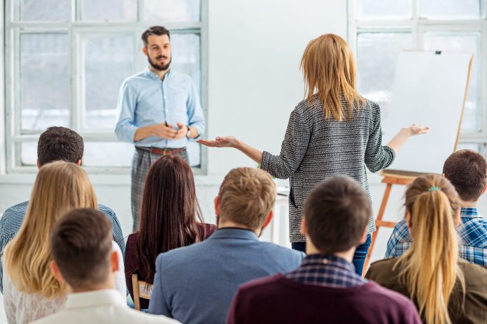 las manos al hablar en público